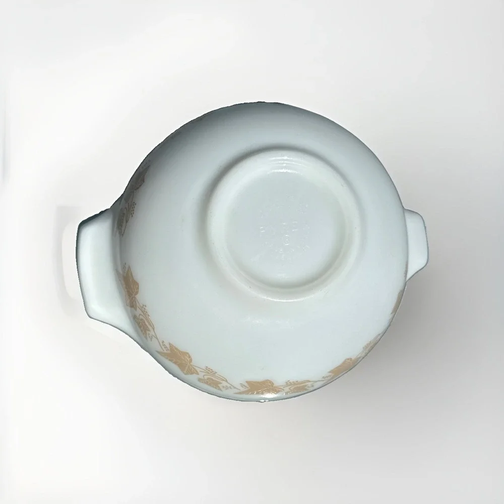 Pyrex Sandalwood Ivy Leaf Cinderella #443 Mixing Bowl 2 1/2 Quart White Tan Nice